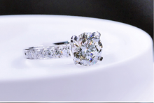 Load image into Gallery viewer, 0.50ct I-J VS1 Round Diamond Ring