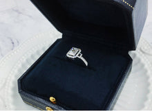 Load image into Gallery viewer, 1.01ct G VS2 Emerald Diamond Ring